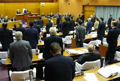 26日の三条市12月定例会最終日で議員発案「三条市議会議員定数条例の制定について」起立多数で可決