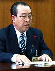 定例会見の高橋甚一燕市長