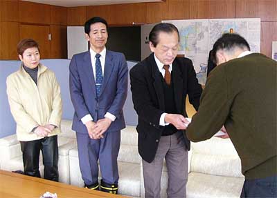 左から三条よってけ祭り実行委員会の竹武会計、山井下田コーナー責任者、箕輪実行委員長と高橋三条市長