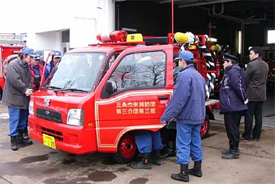 27日行われた三条市消防団の第3分団第3部と第6分団第2部に配備する小型動力ポンプ積載車の引渡し式
