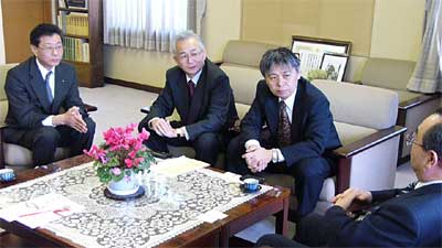 左から山下家具店の佐藤燕店店長、内山販売促進部長、小島社長、そして高橋燕市長