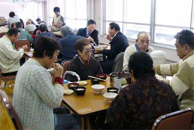 入所者に粉せっけんやモチが寄付された広域養護老人ホーム「県央寮」、高橋三条市長、加藤角利(株)社長と席を並べて昼食