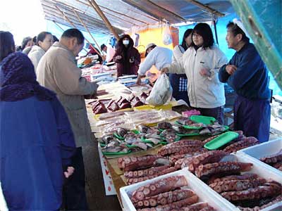 31日、三条市の中央市場で開かれた歳末の臨時市