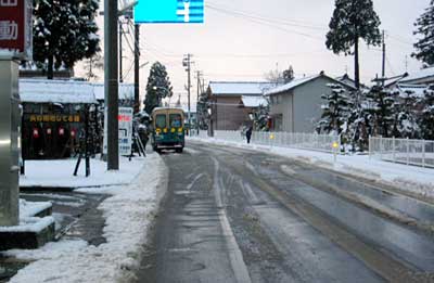 3日午後3時53分、三条市消防署下田分署前の国道289号線