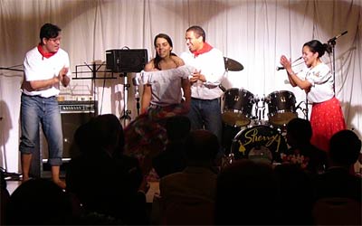 10日開かれた燕市国際交流協会主催国際交流の集い、ベネズエラ出身の4人によるラテンダンス