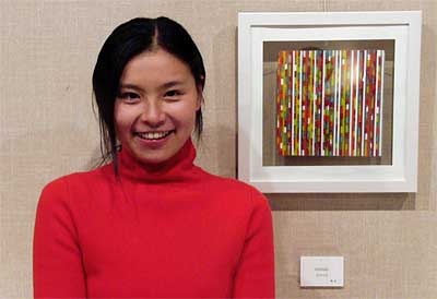 燕市産業史料館の「深沢泉 フュージングガラス展」で作品を展示する深沢さん
