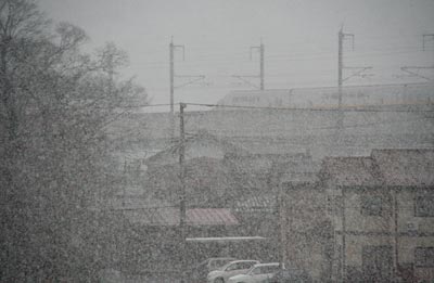 激しい雪の中を東京方面へ向かう新幹線、5日午前7時16分、三条市上須頃地内