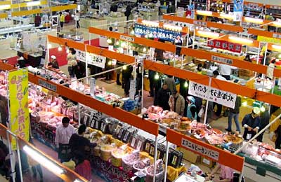 3、4の2日間、開かれている県央地域地場産業振興センター「じばさん年末刃物特価市」