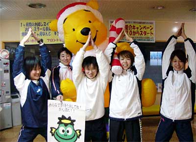 「ちゃぷちゃぷワールドIII」への子どもたちの来場を呼びかけるACTIS三条のスタッフ