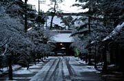本成寺三門から本堂へ延びる参道