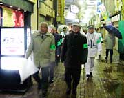 警戒を巡視して激励する三条警察署連絡協議会委員