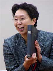 自身の10年日記を見せて児童に話す木村校長