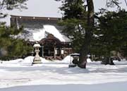 30センチ近い積雪の境内で年夜を迎える本成寺