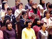 6日、燕市文化会館で仕上げの練習をする「第九“歓喜の歌”コンサート」に出演する「第九を楽しく歌おう会」のメンバー