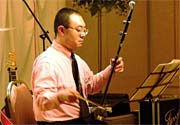 燕市の本田一隆さんの二胡演奏