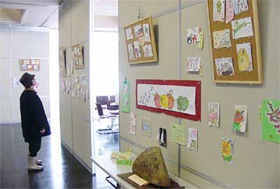 22日まで諸橋轍次記念館で開かれている第7回絵手紙・年賀状作品展