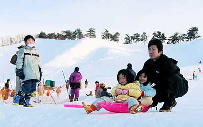 家族連れでにぎわった9日の冬鳥越スキーガーデン