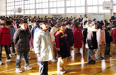 10日行われた三条市立裏館小学校の3学期の始業式