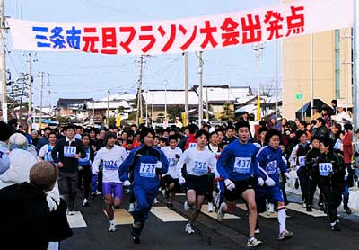 1日行われた第1回三条市元旦マラソン大会、三条市総合体育館前からスタート