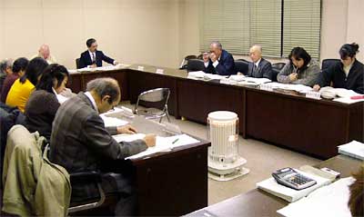 10日開かれた三条市公立保育所民営化検討委員会の第1回委員会