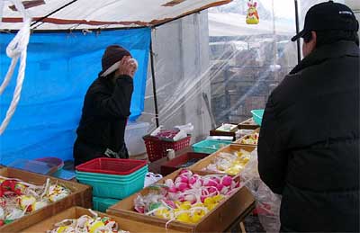 12日の三条市の二七の定期市で繭玉を売る遠藤さん