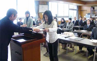 12日行われた平成17年度三条市よい歯の学校表彰式