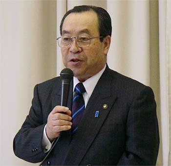 14日、新燕市出馬で記者会見する高橋燕市長