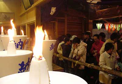 14日夜から三条市・八幡宮の新しくなった拝殿で初めて行われた献灯祭