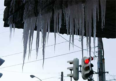 大寒だった20日、昭栄大橋下にぶら下がるつらら