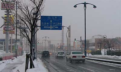 23日夕方、吹雪でかすむ北陸自動車道三条燕インター付近の国道289号