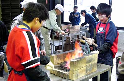 和釘づくりを体験する三条小学校6年生