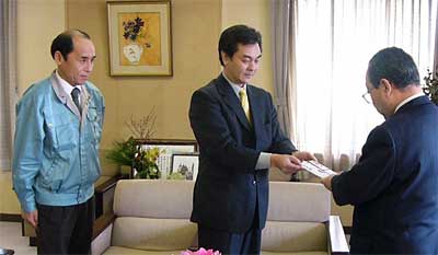 左から(株)ホクエツの山浦課長、浅野社長、寄付を受ける高橋燕市長