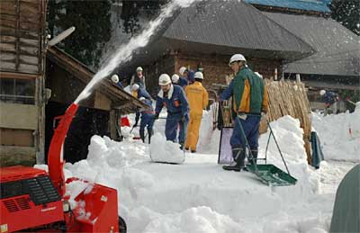 上越市の旧吉川町で雪処理作業を行う三条市消防団団員(三条市消防本部撮影)