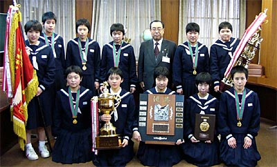 第23回若鷲旗剣道大会で初優勝し、高橋燕市長を表敬訪問して記念撮影する燕市立燕中学校女子剣道部