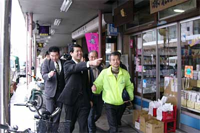 三条市の商店街を歩いて視察する泉田県知事