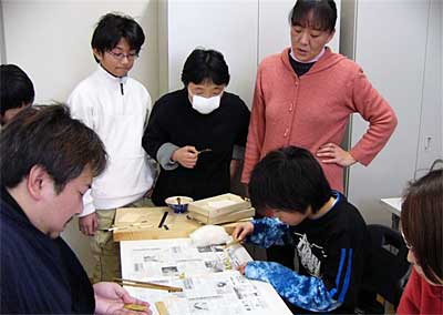28日、三条鍛冶道場で開かれた親子金箔貼り教室