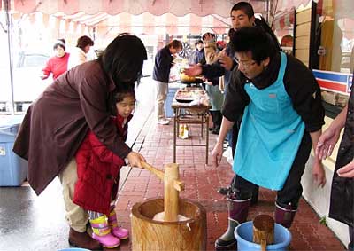 5日、(有)マルセンで行われたもちつき大会