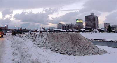 三条市北新保2地内の五十嵐川左岸河川敷の雪捨て場