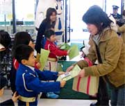 原信四日町店で来店客にPR
