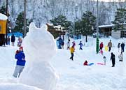 雪だるまを作る子どもたち