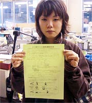 ちらしを手に市健康推進課担当