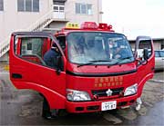 新しい積載車をチェックする団員