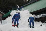 軒先に届く積雪
