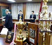 持参した大会優勝の証し、内閣総理大臣名のトロフィーや盾
