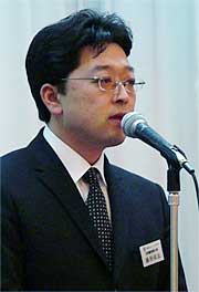 あいさつする藤原会長