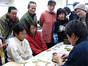 指導者の技に見入る参加者