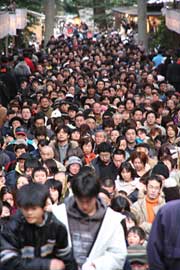 入場規制で拝殿前の参道で入場を待つ参拝者