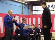 高橋三条市長に向かって寄付の目録を読み上げる佐藤(株)三条中央青果卸売市場社長