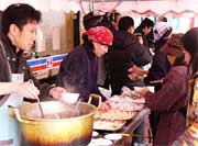 その場できな粉や汁粉でふるまった