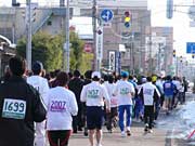 第1産業道路に延びる参加者の列